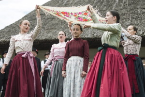 Pünkösdi királynéjárás a nyíregyházi skanzenban